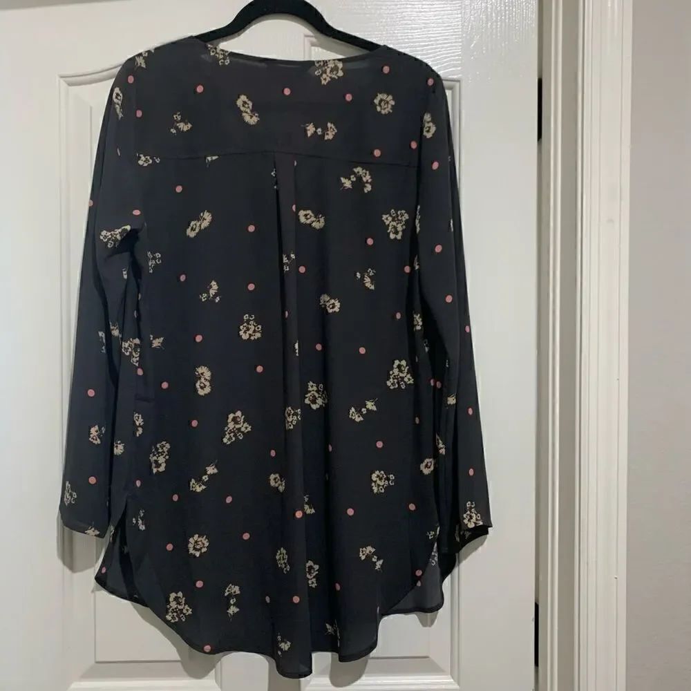 Express | V-Neck Blouse - Picture 5 of 7
